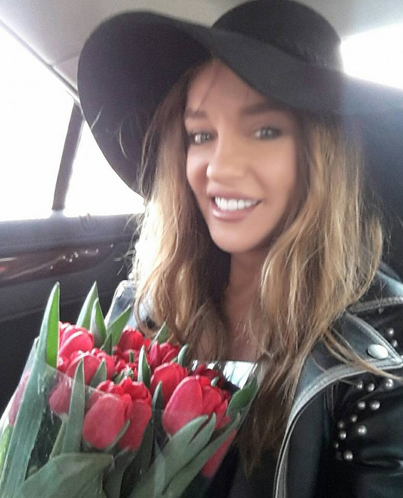 TANIA BUDI s-a pozat într-un costum de baie minuscul de culoare galbenă şi arată de milioane!