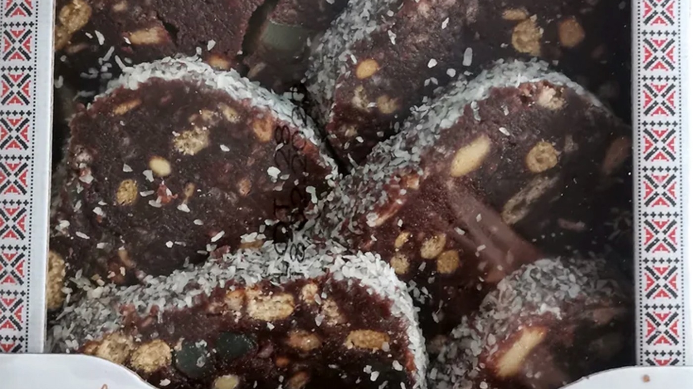 Din ce este făcut cel mai popular salam de biscuiți din România, de fapt. Se găsește în toate supermarket-urile din țara noastră, dar ce scrie pe etichetă?