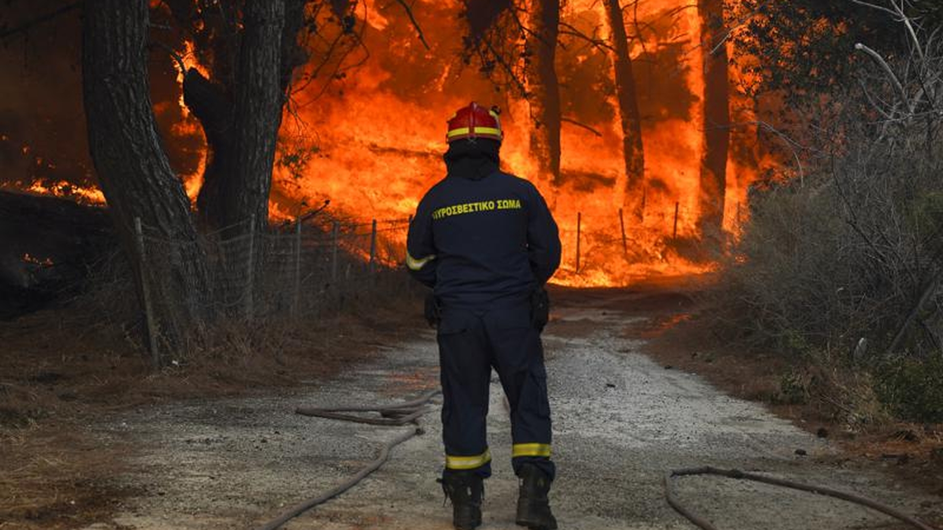 Concediu cumplit pentru români! O insulă din Grecia a fost evacuată, după ce flăcările au devenit periculoase
