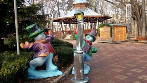 ULUITOR! Imagini surprinse de camerele video într-un parc din Botoşani! Au mimat scene erotice cu figurinele din orăşelul copiilor