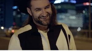 Smiley lansează videoclipul  piesei “Aprinde scanteia” și face mărturisiri: ”Va merge mai departe“