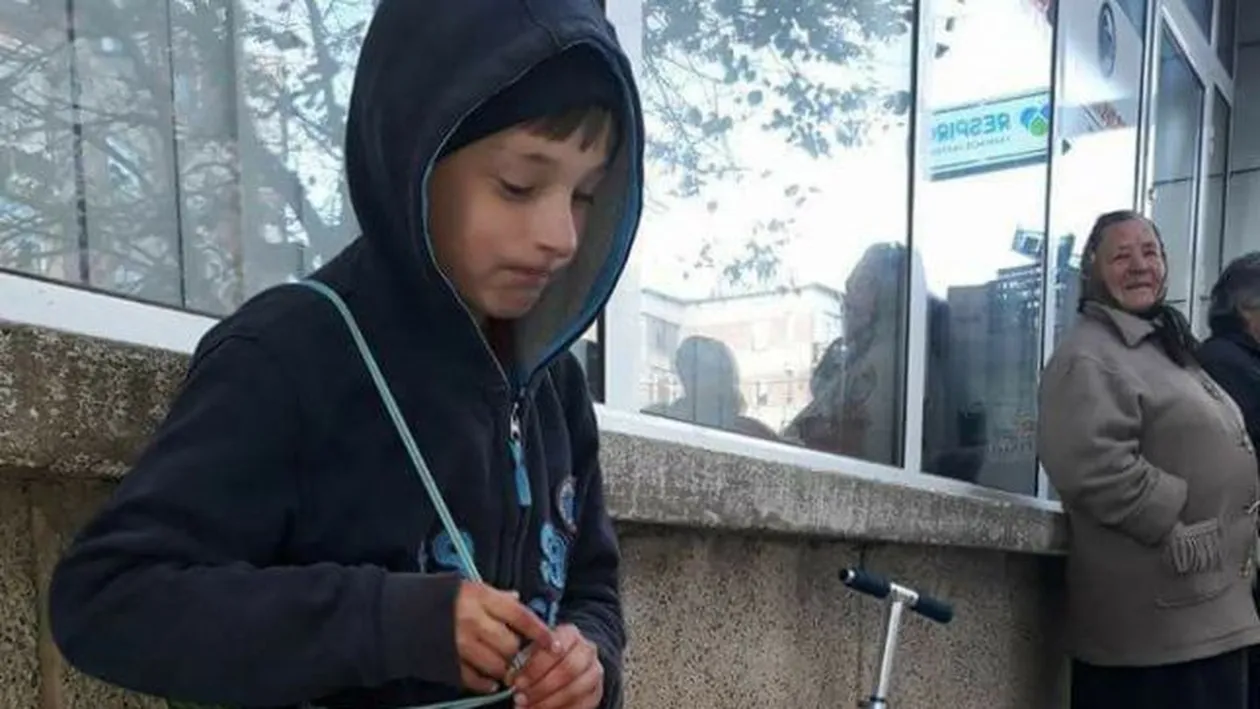 Povestea emoţionantă a băieţelului care îşi vinde jucăriile în stradă pentru a-şi cumpăra haine de iarnă: „Părinţii sunt divorţaţi, iar bunica îşi varsă des nervii pe el“
