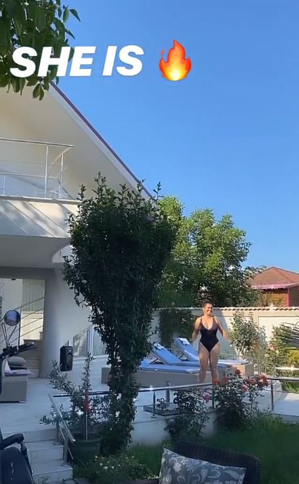 Îmbrăcată sumar, Adriana Simionescu, dans provocator pe marginea piscinei! Soția lui Adrian Minune a purtat un costum de baie sexy și s-a distrat alături de fiicele sale