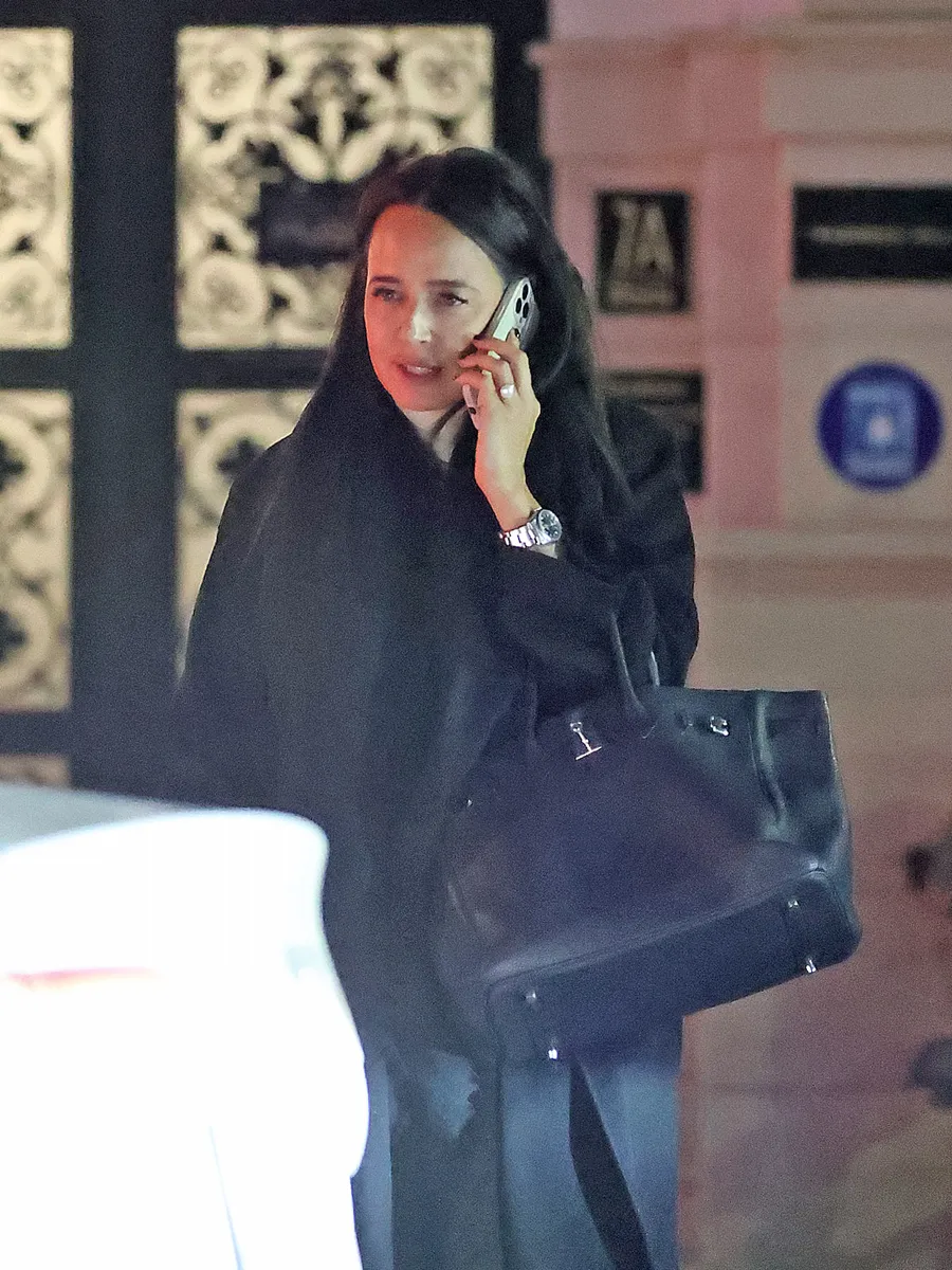 Andreea Raicu poartă o discuție telefonică ce o face să zâmbească