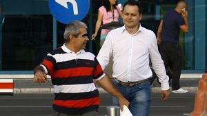 Milionarul Marius Ghenea s-a intors in tara dupa vacanta pe care a petrecut-o in Dubai cu amanta. Au iesit separat din aeroport!