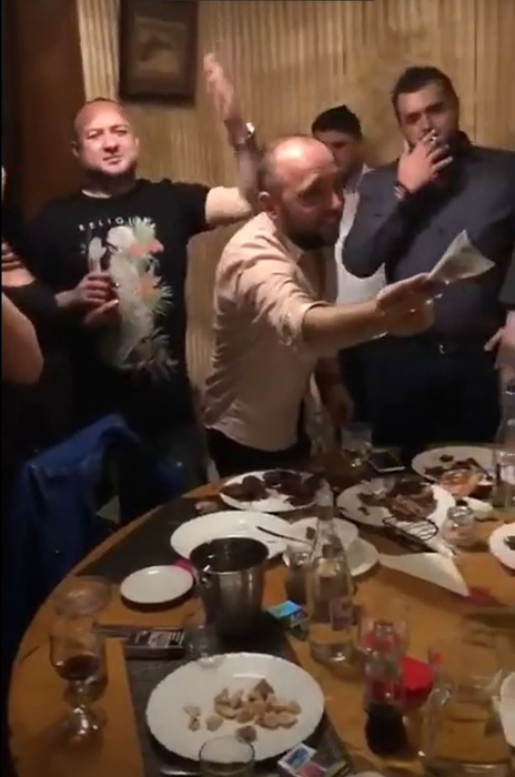 Leo de la Strehaia și soția lui s-au împăcat! Cum s-a îmbrăcat Dana Criminala la o petrecere, unde s-au dat dedicații pe bani