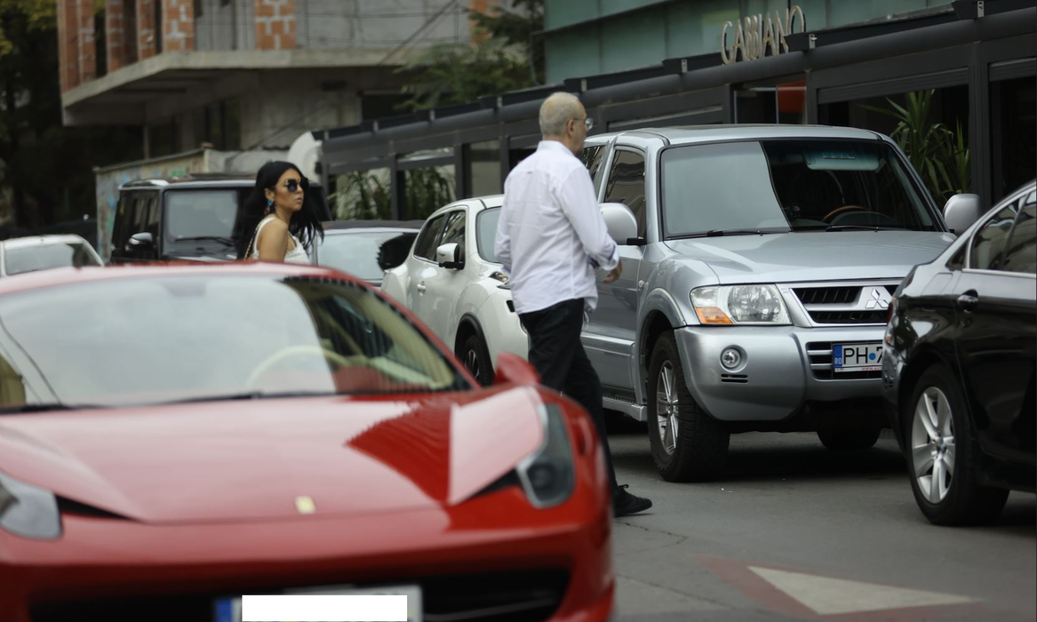 Roland Rovența și iubita lui se îndreaptă către restaurant (Foto: CANCAN.RO)