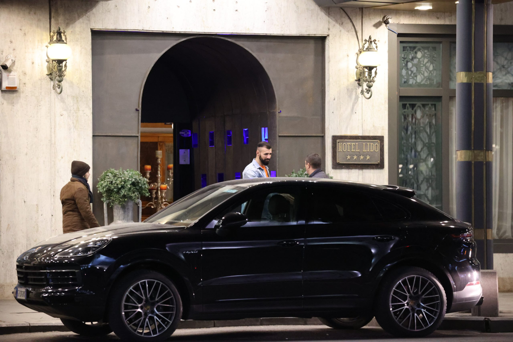 Bogdan Stoica s-a întâlnit cu un amic, după ce a ieșit din restaurantul Lido