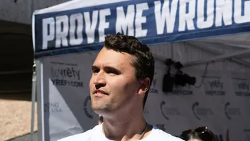 Înmormântarea lui Charlie Kirk se pregătește: trupul la fost dus în Arizona cu Air Force 2, alături de soție. Donald Trump va participa