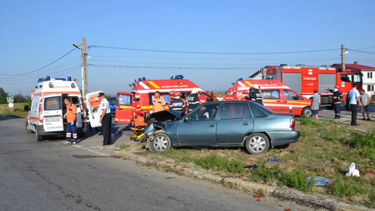 Accident grav în Olt. Un microbuz și un autoturism s-au lovit frontal