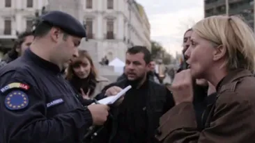 Jandarmii, ofensati de o piesă de teatru! Au vrut să amendeze actorii