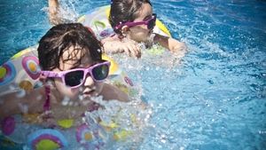 Fetiță de 5, intoxicată cu clor în piscina unui hotel. Copila a acuzat stări de vomă și amețeli