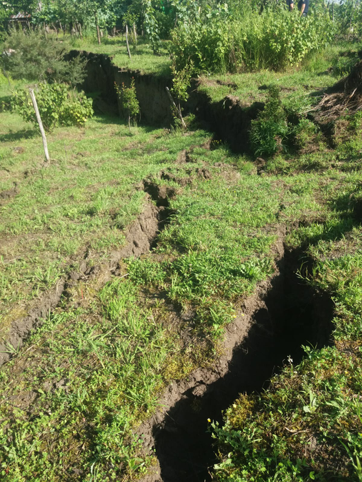Localnici se tem că alunecarea de teren nu s-a oprit
