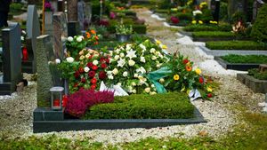 Trauma prin care a trecut a determinat-o pe Marie să facă un gest inexplicabil. Tânăra a decis să vândă florile funerare ale bunicii sale pretinzând că sunt noi