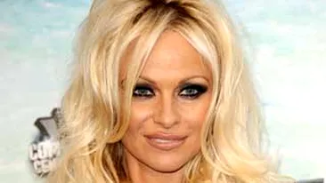 Pamela Anderson arata onorabil, micuta, cu pieptul nu atat de generos ca pe vremuri