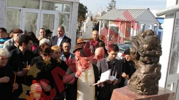 Omagiu pentru Jean Constantin! Sotia i-a ridicat un bust de 14.000 de euro!