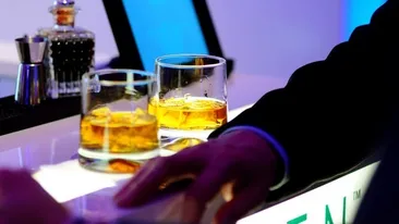 Se afla într-un bar de noapte când i-a spus unei stripteuze că ar trebui să mai slăbească puţin! Reacţia femeii a lăsat pe toată lumea cu gura căscată