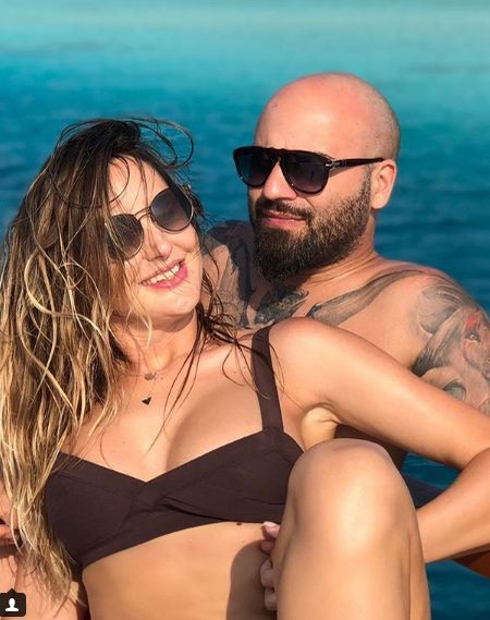 Ce sexy e iubita lui Matteo! S-au pozat pe o plajă exotică, îmbrăţişaţi şi…