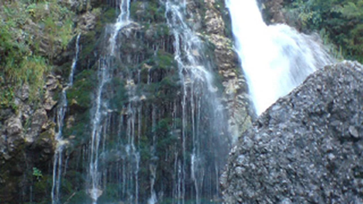 Un bucurestean a cazut de la opt metri in cascada Urlatoarea din Muntii Bucegi!