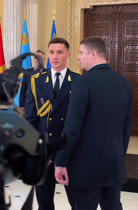 Ofițerul SPP, care îl protejează pe Nicușor Dan/ Sursa foto: Instagram/ Ionuț Gheorghe