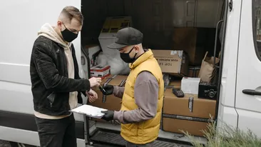 Incredibil! Un curier a primit țeapă de la unul dintre clienții săi. Cum a reușit escrocul să-l plătească cu bani de jucărie