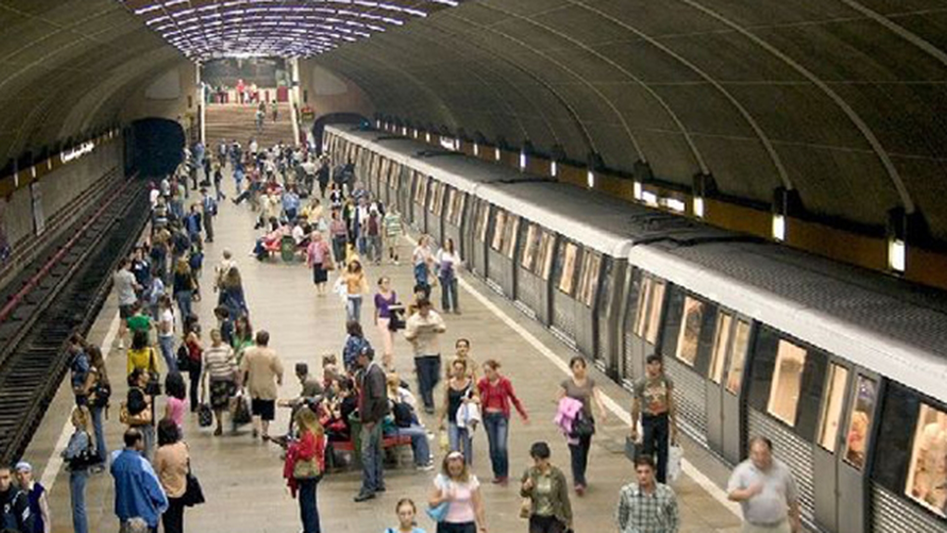INFORMATIE DE ULTIMA ORA! Doi tineri, la un pas de MOARTE la statia de metrou Piata Unirii