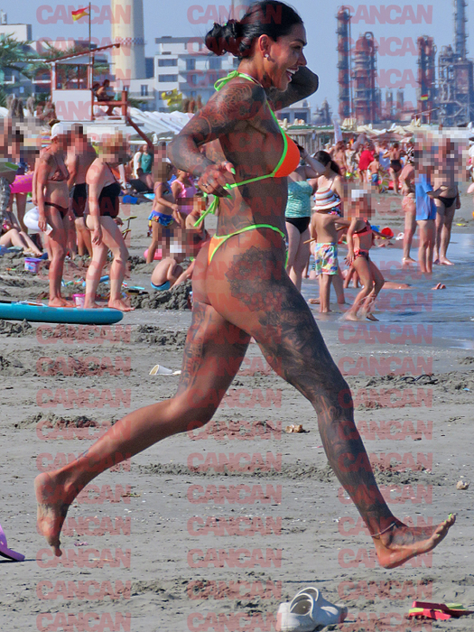 Claudia de la ”Insula Iubirii” arată superb în costum de baie.