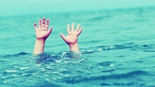 O fetiță de trei ani, din județul Argeș, a murit după ce s-a înecat în piscina din curte