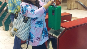 Atentie, Bianca Rus merge cu metroul! Urmeaza o sedinta foto incendiara pe mijlocul peronului! Va dorim vizionare placuta!