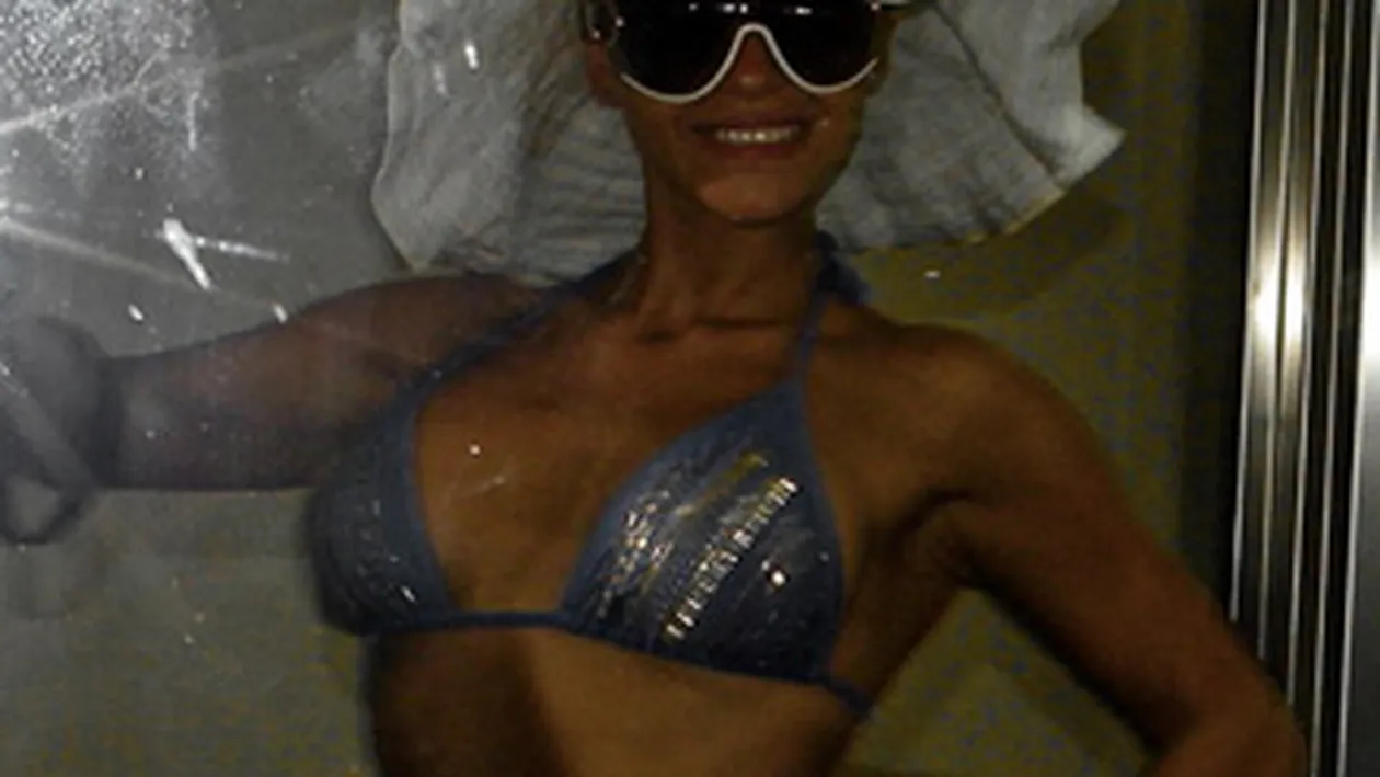 Vlad Adam are aceleasi apucaturi ca sora lui mai mare! Se fotografiaza in oglinda