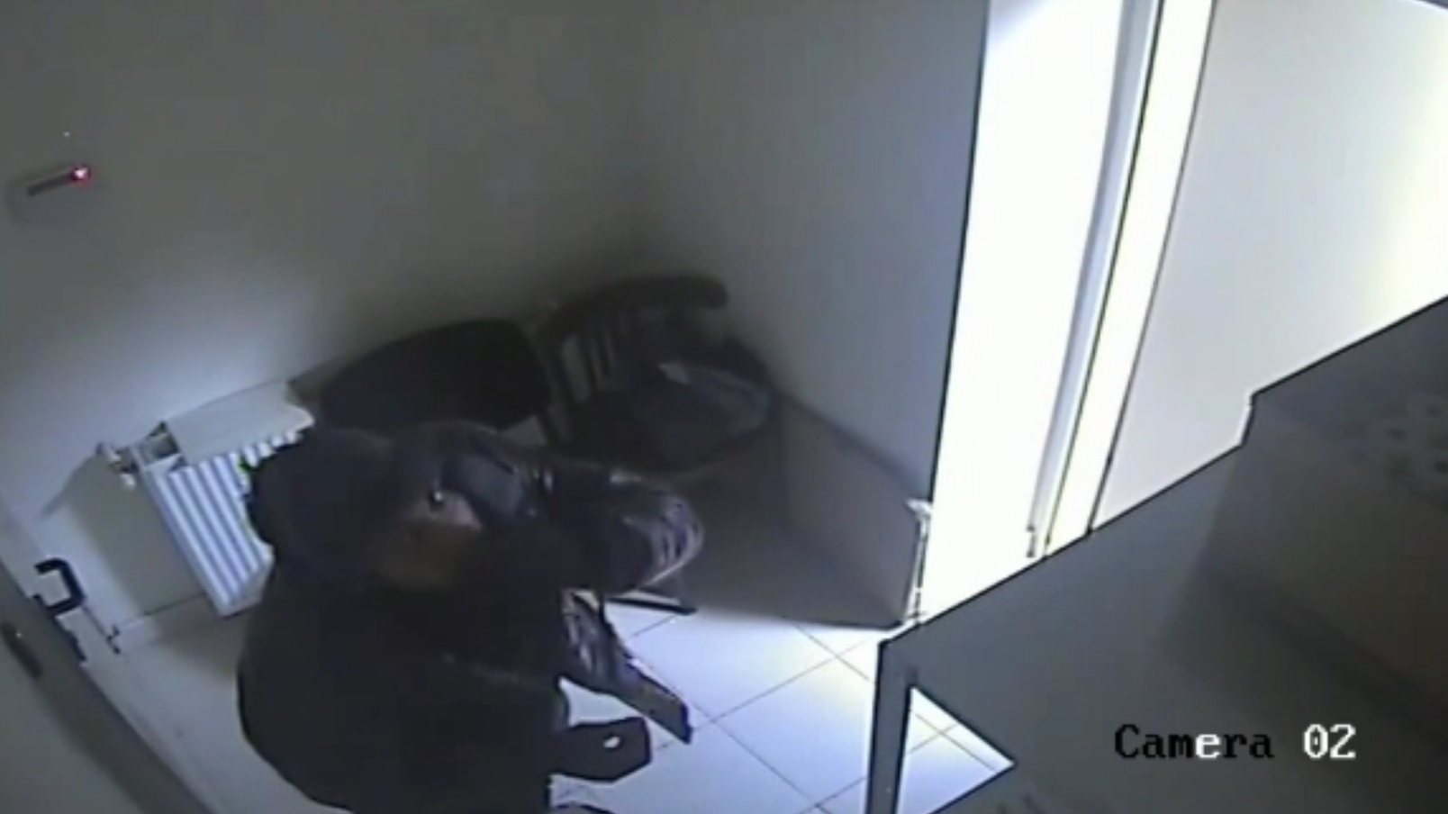 Jaf ca-n filmele cu proști! Hoț căutat de polițiști după ce a încercat să fure dintr-o bancă