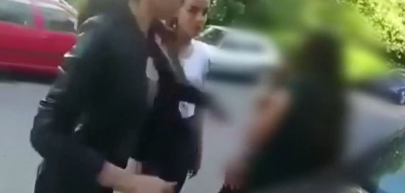 Fata este incapabilă să facă faţă celor două agresoare