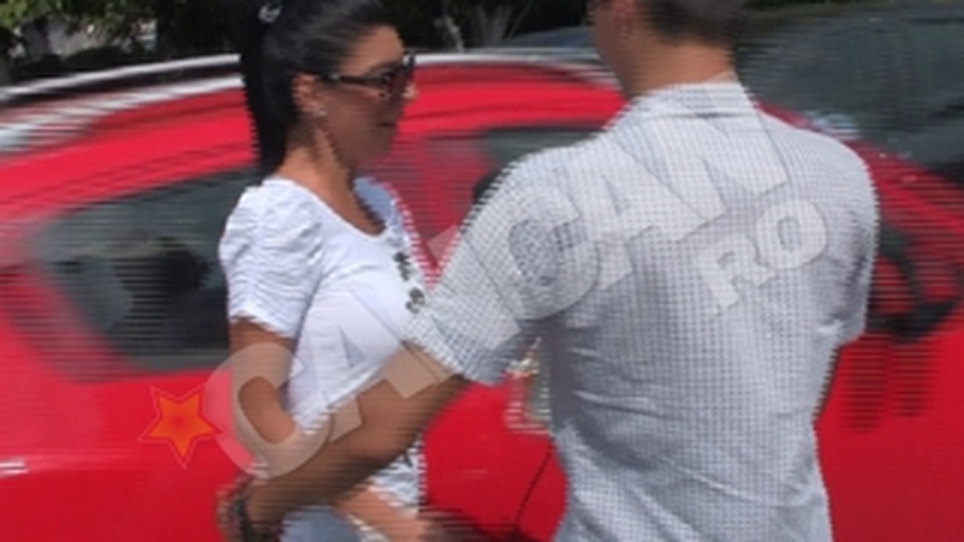 Andreea Tonciu, la un pas de drama! A fost lovita de o masina in timp ce vorbea cu un reporter CANCAN TV!