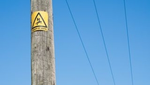 Un pescar din Alba a murit electrocutat, dupa ce a atins cu undita cablurile de inalta tensiune