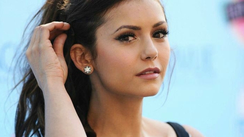 Nina Dobrev a vrut sa arate precum Victoria Beckham! Crezi ca o prinde acest look?