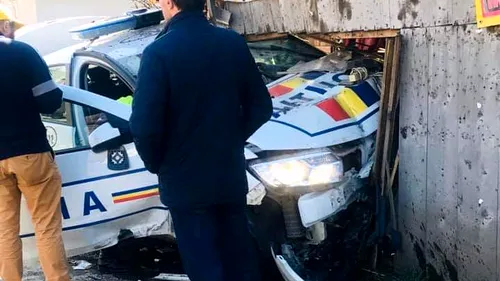 Accident spectaculos în Suceava! O mașină de poliție aflată în misiune a fost făcută praf