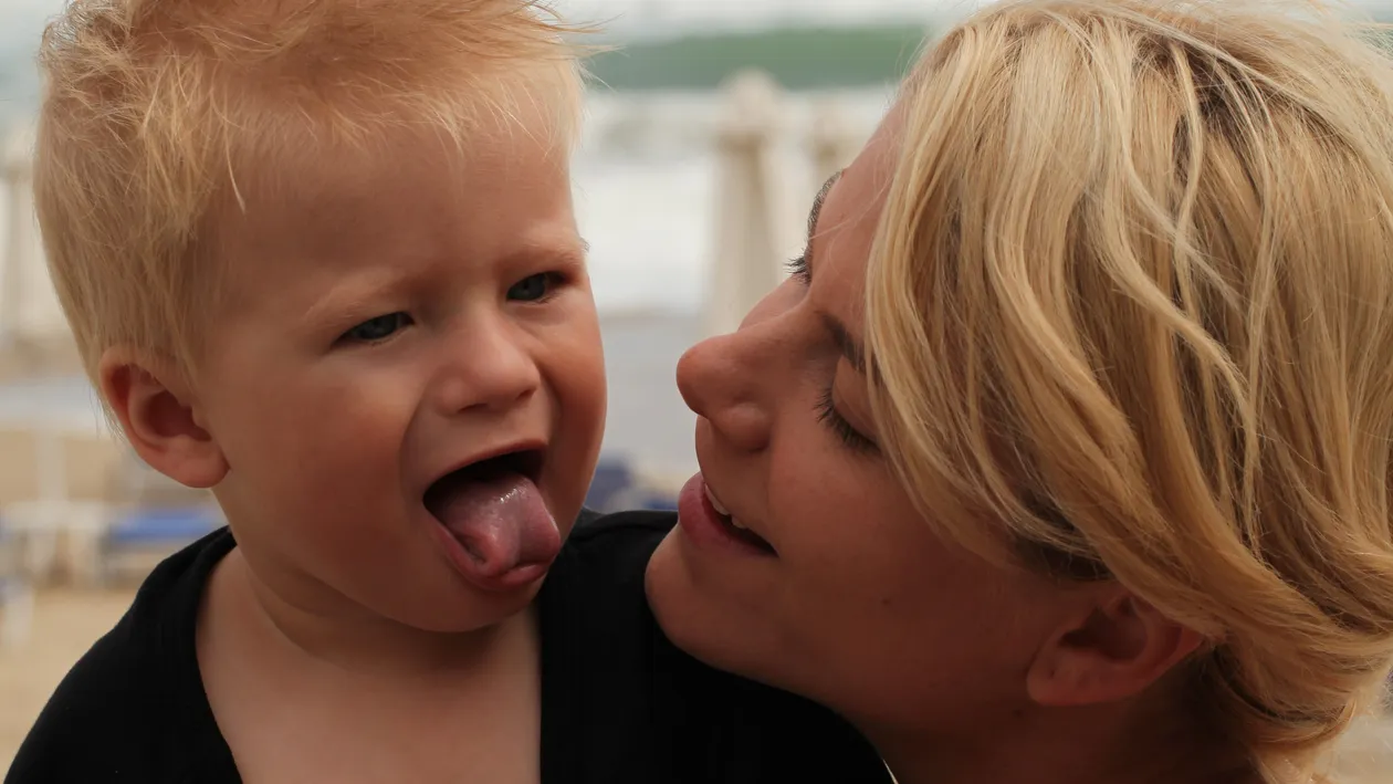 Andreea Marinescu are cel mai haios puşti! I-a scris Moşului că vrea o maimuţă somnoroasă! Citeşte toată lista incredibilă!