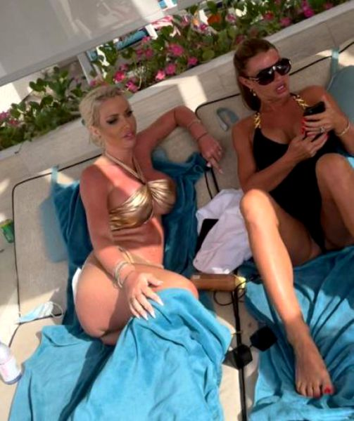 Loredana Chivu, în vacanță alături de o prietenă