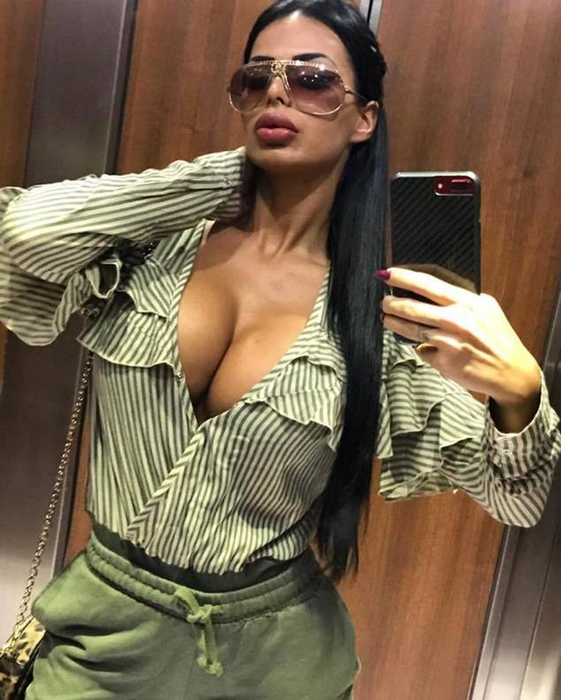 EXCLUSIV / Renata s-a pozat provocator la piscină!  Imagini demențiale cu ex-iubita lui Leo de la Strehaia!