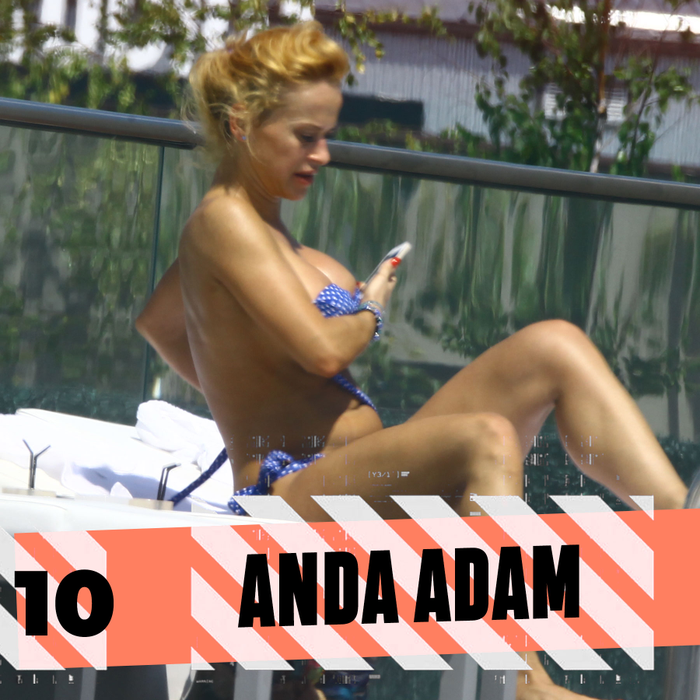 Top 30 vedete care “s-au jucat” cu sutienul pe plajă. Ce locuri ocupă în clasament Mihaela Rădulescu, Loredana Groza, Oana Zăvoranu, Ruby sau Roxana Vancea
