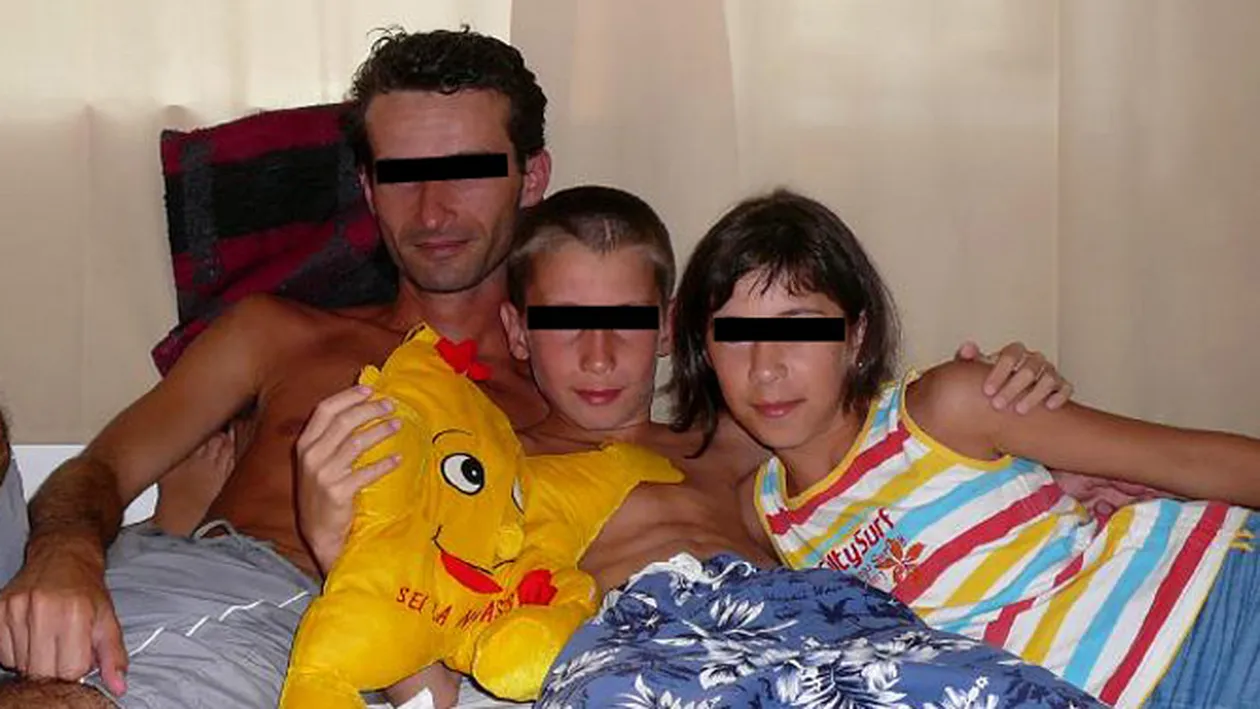 Imaginile groazei! Profesorul bolnav din Targu Mures se fotografia dezbracat alaturi de copiii goi. Vezi fotografiile nerecomandate parintilor