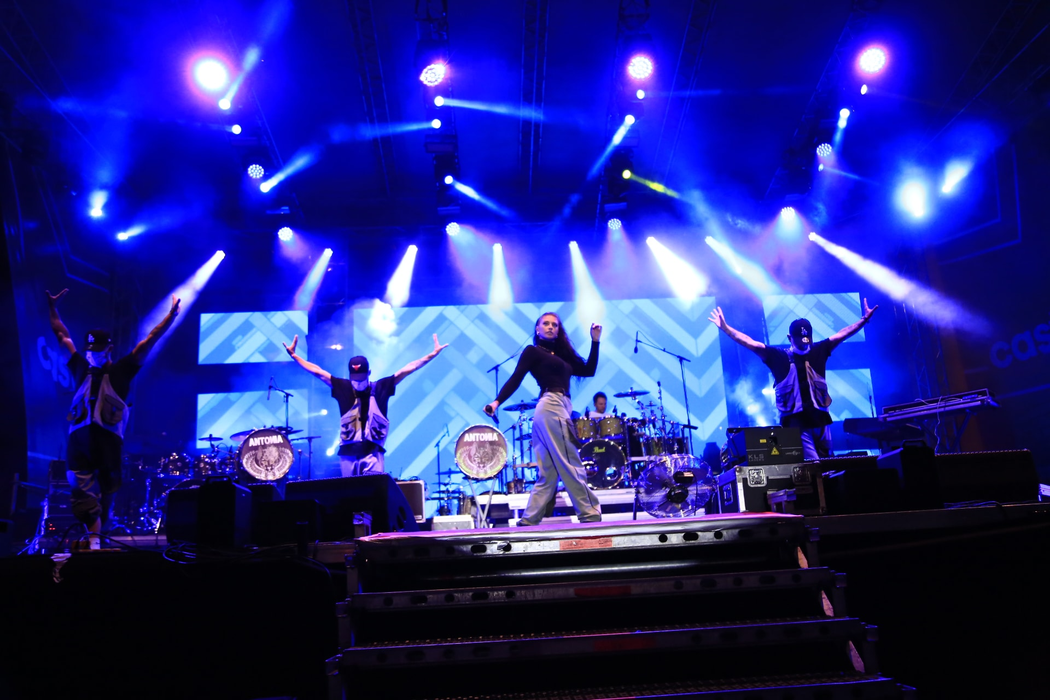 Irina Rimes, gafa anului pe scenă! Vedeta Pro TV a rămas cu „rușinica” la vedere la Festivalul Castanelor 2019