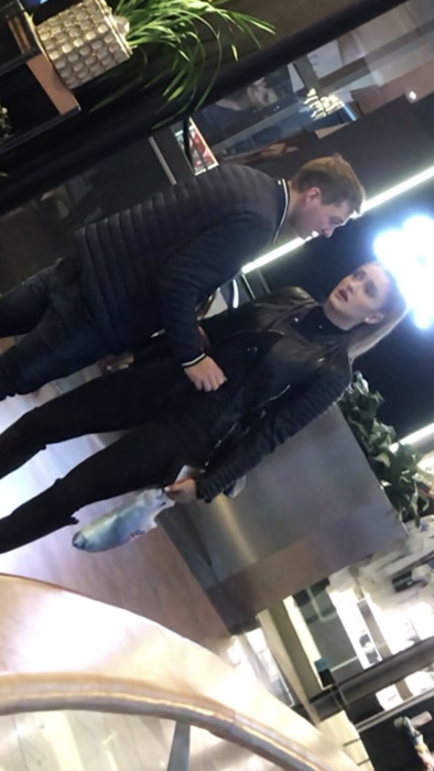 Iuliana și Dragoș au mâncat la un restaurant din mall, apoi s-au oprit la o florărie