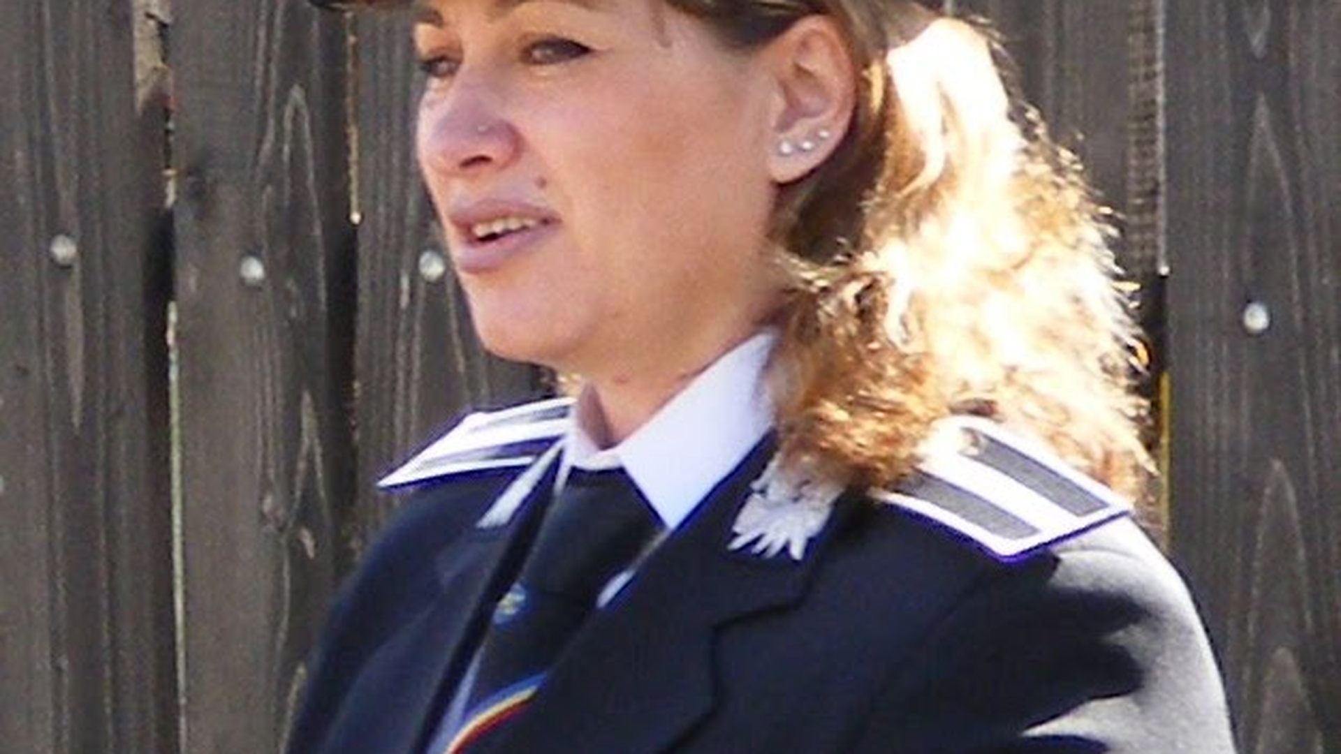 Imagini BOMBA! O sefa din Politie si-a dat pantalonii jos in fata unui coleg!