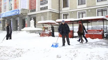 Zeci de entorse şi fracturi în Bucureşti, după ce oamenii au alunecat pe polei, în această dimineaţă!