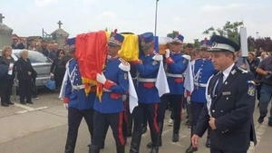 Ce s-a întâmplat la înmormântarea polițistului ucis de Lepa. Medicii de pe ambulanță au intervenit