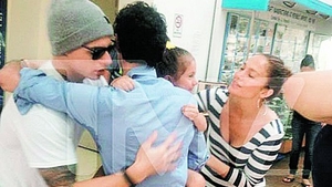 Fostul sot si actualul iubit al lui Jennifer Lopez se inteleg de minune! S-au luat in brate sub privirile ei