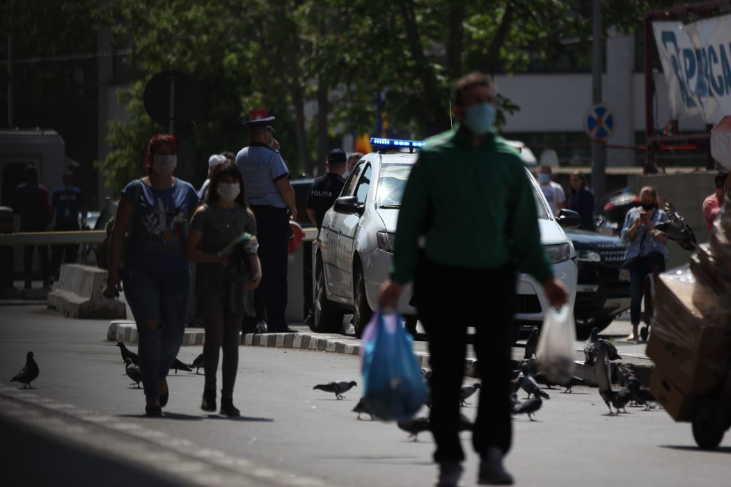 Coadă uriașă la mici, de 1 Mai, la Obor