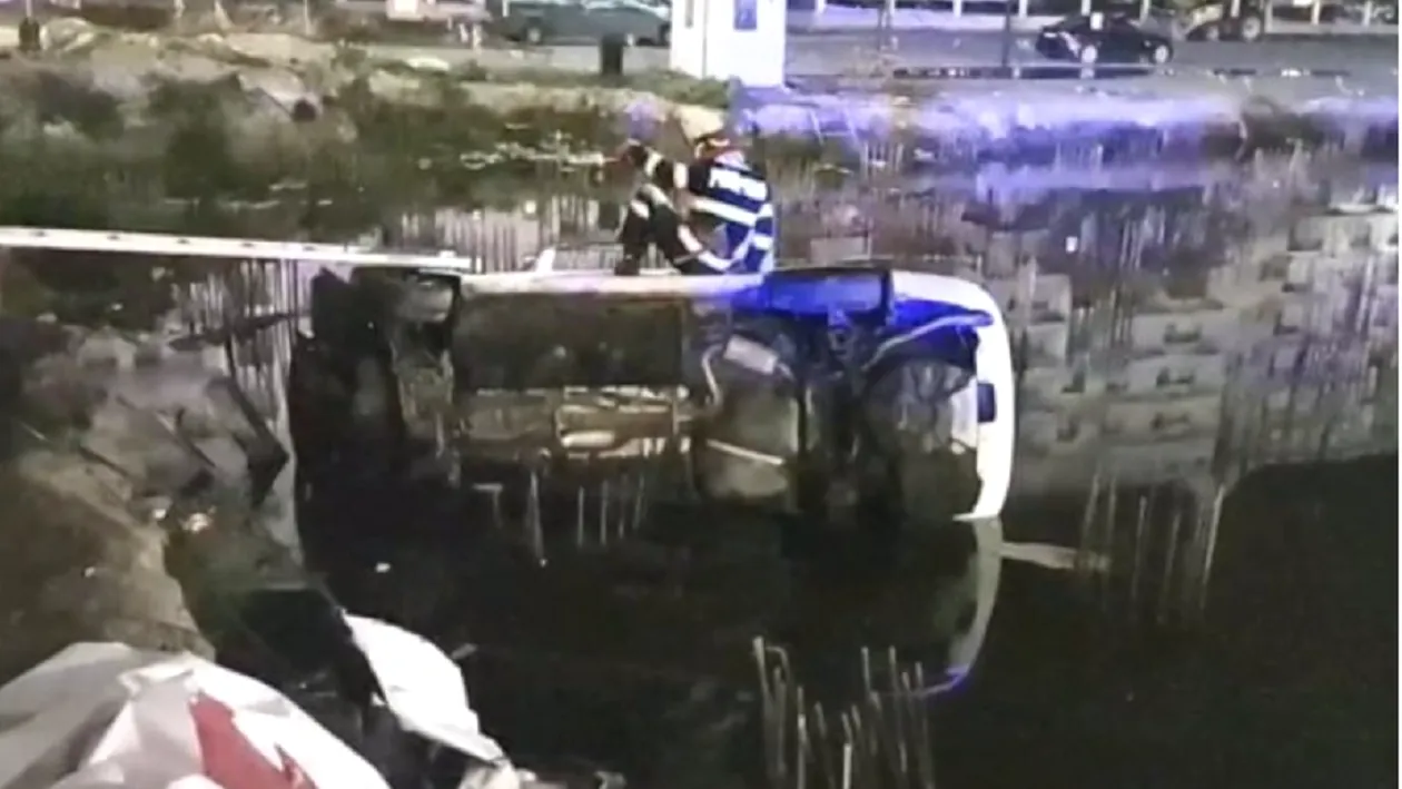 Accident spectaculos în stațiunea Mamaia. Doi tineri au plonjat cu mașina în fundația unui bloc de locuințe
