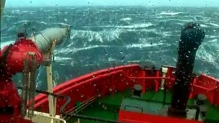 Imagini de groaza! Crezi ca stii ce inseamna "vreme rea"?! Baietii astia au indurat 2 saptamani de uragane si furtuni pe vapor - Imagini pe care nici Discovery nu le are